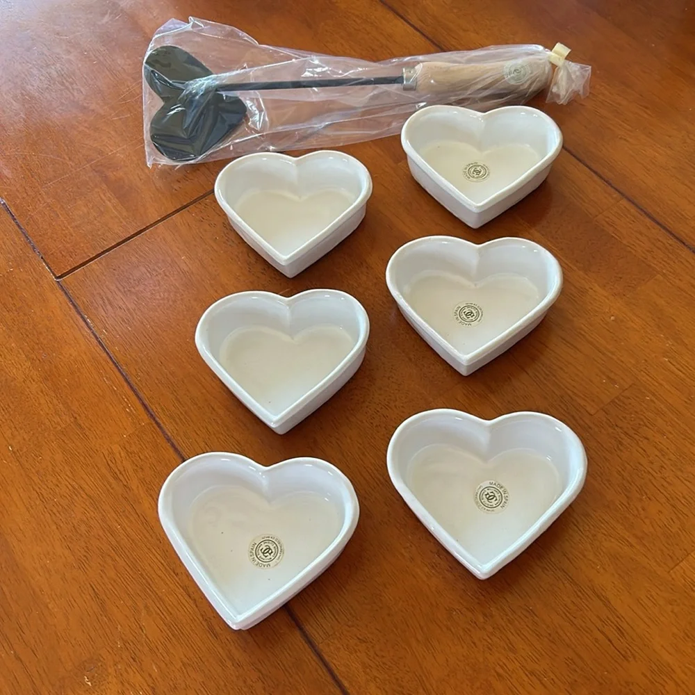 Williams Sonoma set of 6 Creme Brûlée ceramic hearts and heart shaped iron
